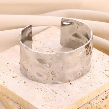 Brede Gevormde Zilverkleurige Open Manchet Dames Armband beschikbaar voor biedingen