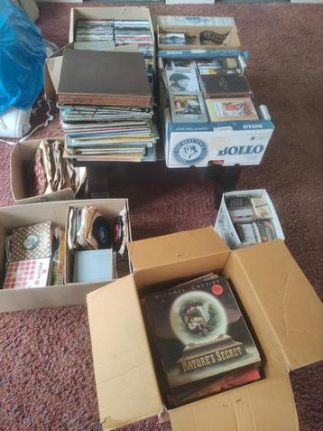 Verzameling van LP's, cassettebandjes, DVD's beschikbaar voor biedingen