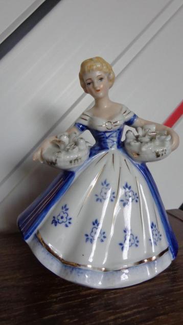 Vintage beeldje Vrouw met bloemen beschikbaar voor biedingen