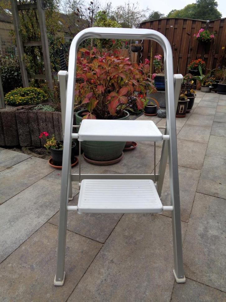Altrex Giant White 2 treden huishoudtrap, Doe-het-zelf en Verbouw, Ladders en Trappen, Gebruikt, Trap, Minder dan 2 meter, Ophalen