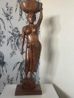 Houten gesneden beeld vrouw, Ophalen