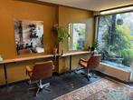Kapsalon stoelen, spiegels en wasunit