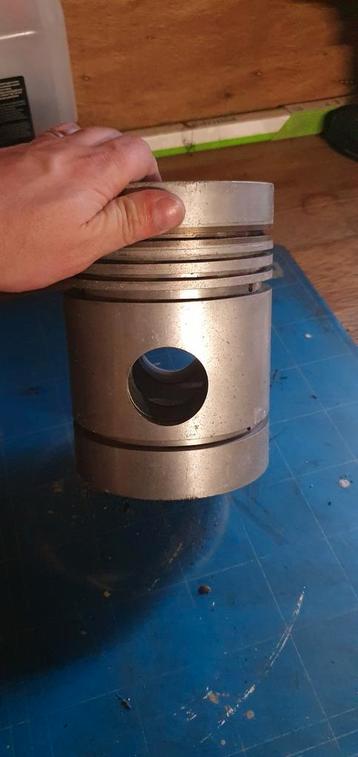 Oude zuiger / piston beschikbaar voor biedingen