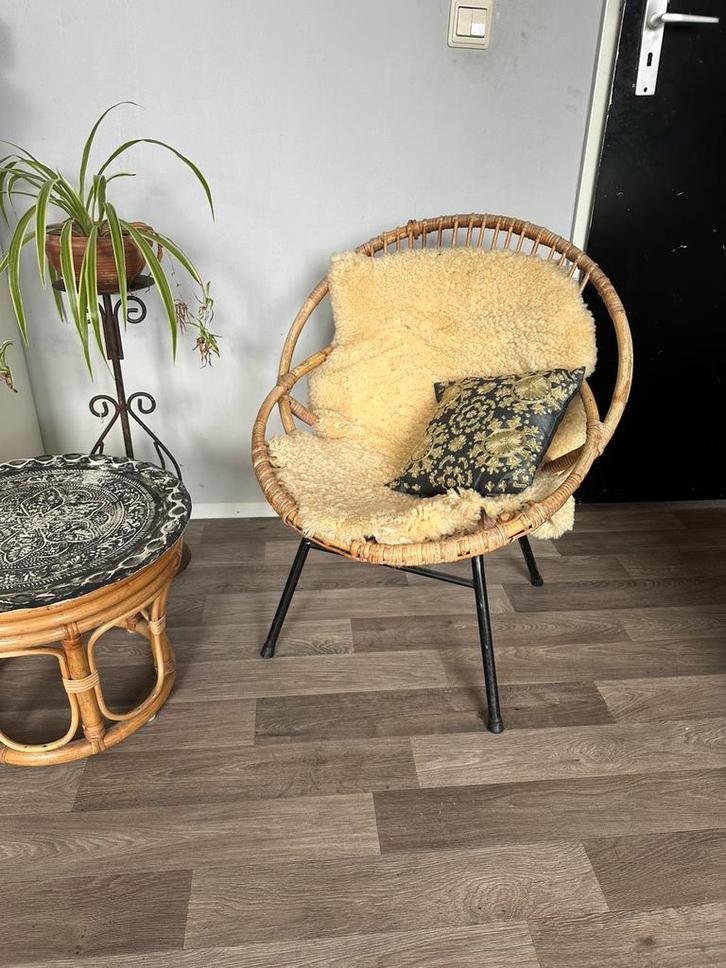 retro Rotan stoeltje met schapen vachtje, Huis en Inrichting, Stoelen, Gebruikt, Eén, Riet of Rotan, Bruin, Ophalen