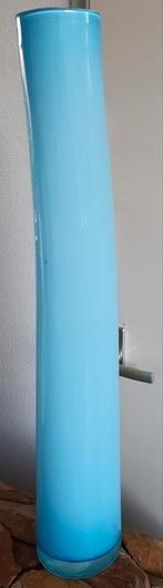 Vaas blauw lichtblauw wit glas mondgeblazen groot hoogte 62, Huis en Inrichting, 50 tot 75 cm, Blauw, Ophalen of Verzenden, Glas