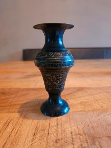 Vintage messing vaas met ets beschikbaar voor biedingen