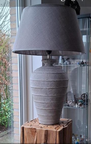  mooie tafel lamp met stenen voet de lampen zijn 75 cm hoog 