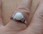 zilveren luxe ring met witte mineraal bol [1003], Sieraden, Tassen en Uiterlijk, Verzenden, Zo goed als nieuw, 17 tot 18, Dame