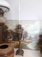 Antieke olielamp brons messing.
57 cm hoog, Ophalen of Verzenden