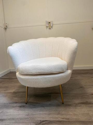 Nieuwe fauteuil met gouden poten beschikbaar voor biedingen