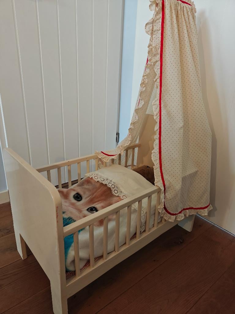 Poppenwieg: houten poppenbed met hemeltje, Ophalen, Gebruikt, Babypop