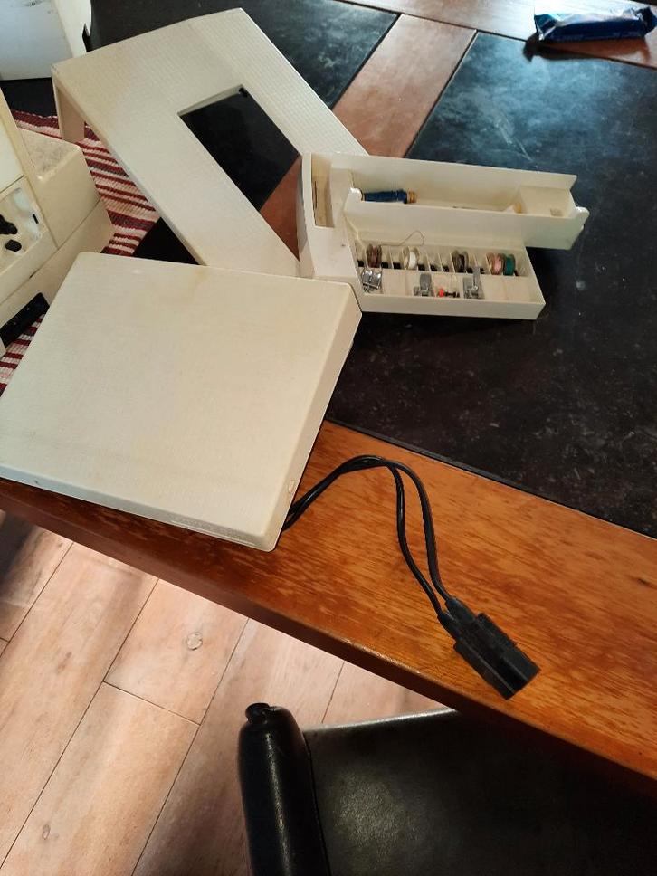 Naaimachine wit husqarvarna 610, Hobby en Vrije tijd, Naaimachines en Toebehoren, Gebruikt, Naaimachine, Husqvarna, Ophalen