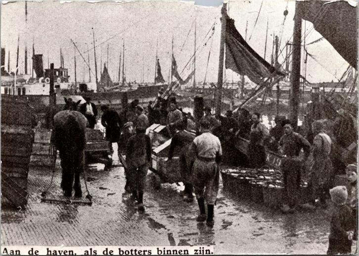 Urk - Aan de haven, als de botters binnen zijn bij de afslag, Verzamelen, Ansichtkaarten | Nederland, Ongelopen, Flevoland, 1920 tot 1940