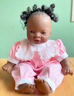 Schattig klein popje van Antonio Juan donker baby popje., Verzamelen, Poppen, Ophalen, Zo goed als nieuw, Pop, Levensecht of Reborn