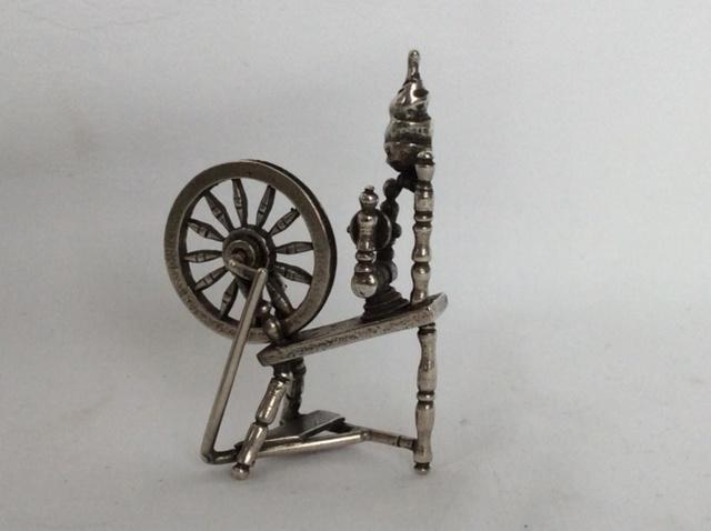 Zilveren miniatuur spinnenwiel, Van Kempen en Begeer, Antiek en Kunst, Antiek | Goud en Zilver, Zilver, Verzenden