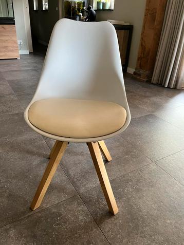 Witte eetkamerstoelen, 6 stuks beschikbaar voor biedingen