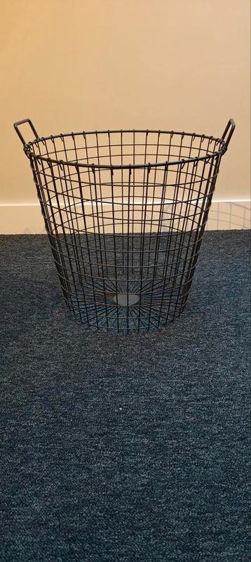 Grote stalen draadmand / aardappelmand (twee stuks) beschikbaar voor biedingen