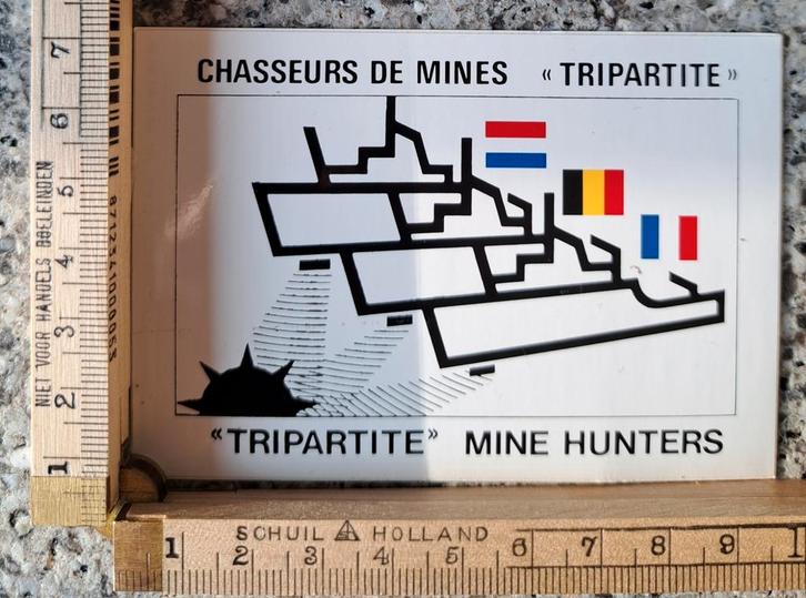 Vintage sticker Tripartite mine Hunters Koninklijke marine, Verzamelen, Stickers, Zo goed als nieuw, Ophalen of Verzenden