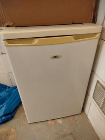 Koelkast met vriezer  beschikbaar voor biedingen