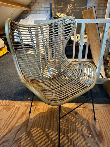 Rotan stoel / Fauteuil met metalen poten beschikbaar voor biedingen