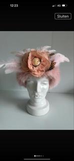 Bontmuts met veren voor carnaval, Ophalen of Verzenden, Nieuw, One size fits all, Hoed