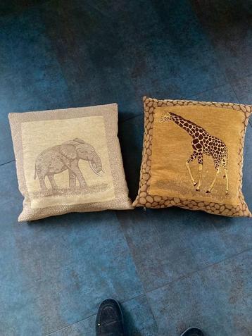 1 of 2 sierkussentjes of alleen kussenhoesje met olifant en  beschikbaar voor biedingen