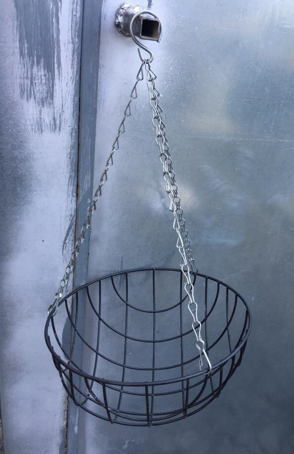 hangende metalen manden basket tuindecoratie bio aardbeien, Tuin en Terras, Bloempotten, Zo goed als nieuw, Metaal, Binnen, Balkon