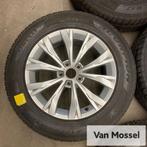 VW Tiguan Pirelli Scorpion Winter 215/65/R17 99H, Auto-onderdelen, Banden en Velgen, Banden en Velgen, 17 inch, Personenwagen