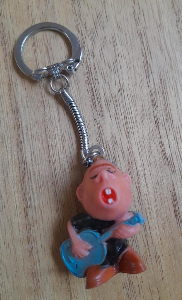 Mooie oude vintage sleutelhanger gitarist gitaar, Verzamelen, Sleutelhangers, Zo goed als nieuw, Merk, Ophalen of Verzenden