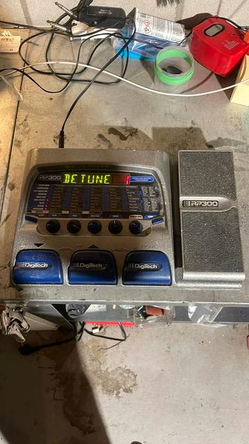 Digitech RP300 multi effect + adapter beschikbaar voor biedingen
