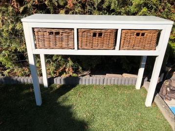 Wit houten sidetable / haltafel met 3 rieten manden beschikbaar voor biedingen