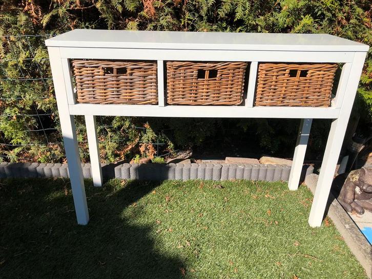 Wit houten sidetable / haltafel met 3 rieten manden, Huis en Inrichting, Tafels | Sidetables, Gebruikt, 25 tot 50 cm, 100 tot 150 cm