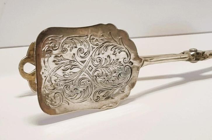 Verzilverde gebak tang met graveringen., Antiek en Kunst, Antiek | Bestek, Ophalen of Verzenden