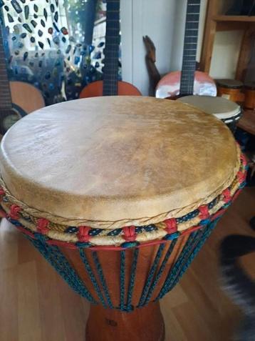 Bouba Djembe, met tas en draagriem, 64 cm hoog beschikbaar voor biedingen