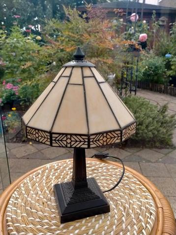 Tiffany tafel lamp. beschikbaar voor biedingen
