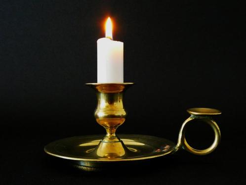 Een antiek messing blaker kandelaar met duimrust, Antiek en Kunst, Antiek | Kandelaars, Koper of Brons, Ophalen of Verzenden