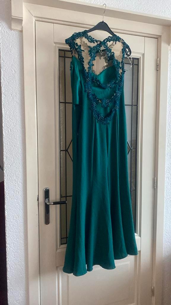 Elegante groene galajurk met kant, Kleding | Dames, Jurken, Zo goed als nieuw, Maat 38/40 (M), Groen, Onder de knie, Ophalen of Verzenden