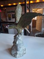 Vogelbeeld Metaal adelaar op rots, Verzamelen, Beelden en Beeldjes, Ophalen of Verzenden, Zo goed als nieuw, Dier