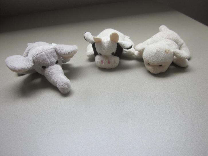 Hema 2 kleine zacht pluche liggende olifantjes en 2 koetjes, Kinderen en Baby's, Speelgoed | Knuffels en Pluche, Zo goed als nieuw