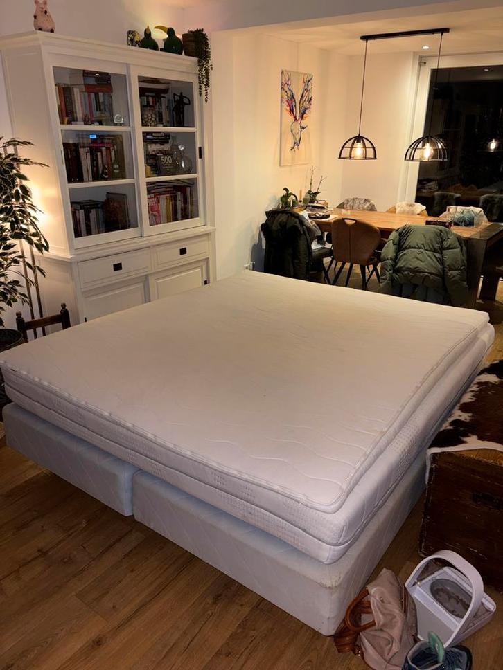 Bed 180x200 te koop ivm verhuizing, Huis en Inrichting, Slaapkamer | Bedden, Gebruikt, Tweepersoons, 180 cm, 200 cm, Stof, Wit