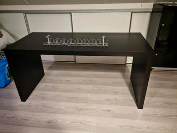 IKEA Malm bureau in topstaat, met kabelgoot zwart  beschikbaar voor biedingen