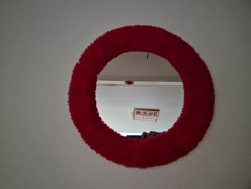 Ronde spiegel met rode zachte rand 41 cm rond beschikbaar voor biedingen