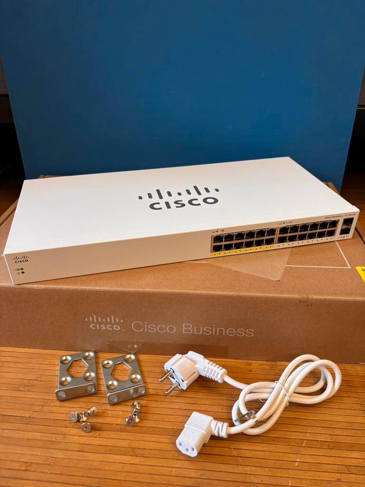 Cisco CBS110 24-Port PoE 100W switch, Computers en Software, Netwerk switches, Zo goed als nieuw, Ophalen of Verzenden