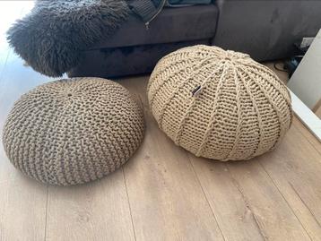 Mooie poefen set beschikbaar voor biedingen