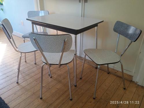 Mooie set grijs witte formica stoelen en tafel jaren 60!!, Huis en Inrichting, Stoelen, Zo goed als nieuw, Vier, Metaal, Grijs