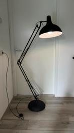 Industriele zwarte vloerlamp, Huis en Inrichting, Lampen | Vloerlampen, Ophalen, Zo goed als nieuw, Metaal, 150 tot 200 cm