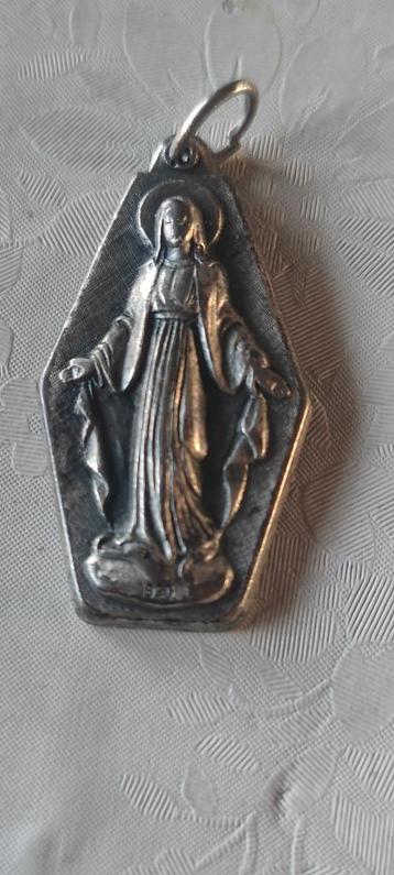 325 Hanger met de wonderdadige medaille beschikbaar voor biedingen