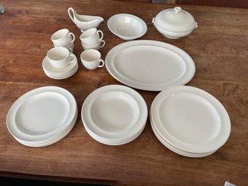 Wedgwood Queen's ware traditional plain servies beschikbaar voor biedingen