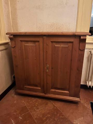 Charmante Houten ladenkastje met Dubbele Deuren beschikbaar voor biedingen