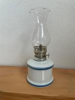 Mooie olielamp wit aardewerk met blauw randje en glas, Ophalen of Verzenden